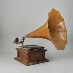 650166 Horn gramophone
